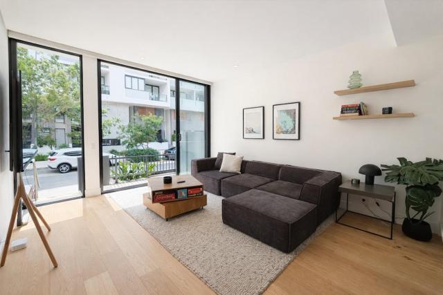 Street Access Garden Apartment, Walk to Newtown