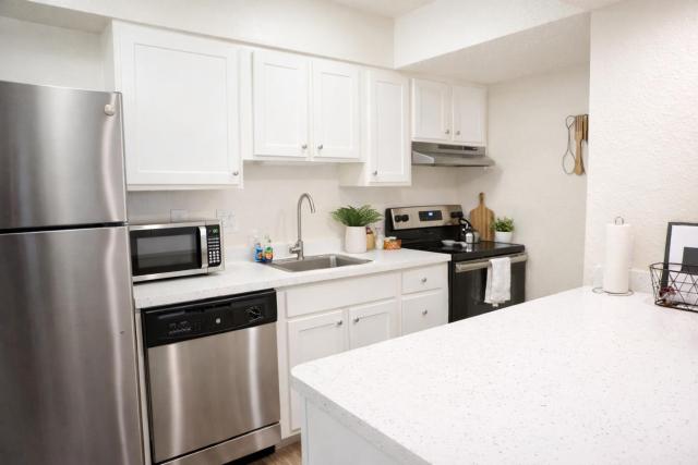Charming Studio•Amazing Location•King-Size Bed