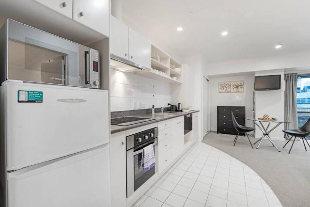 Tower Hill Spacious CBD Studio w Kitchen and Gym