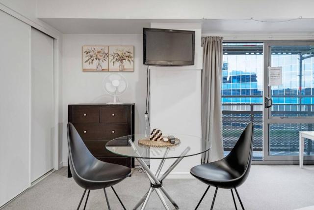Tower Hill Spacious CBD Studio w Kitchen and Gym