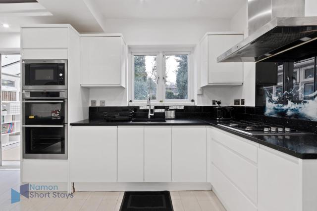 Large Comfy 4 Bedroom House, Ideal for Workers, FREE Parking