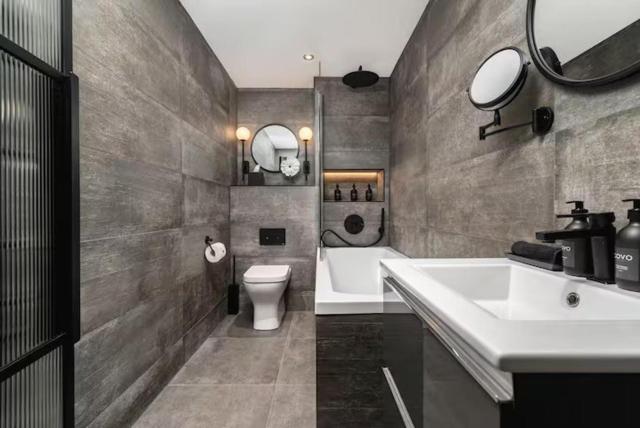 Near Transport - Fireplace - WiFi - Sleeps 2