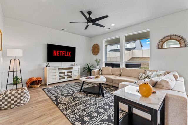 Luxury 5BR Retreat - Hot Tub - Game Room - Parks