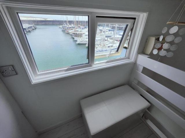 Tiny float home Brighton