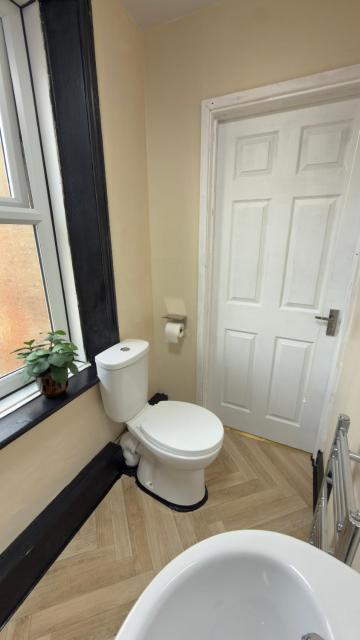 Newcastle CITY APT35,FREE STREET PARKING,4 BEDROOM HOUSE,8 SINGLE BEDS,FULL KITCHEN,ALL ROOMS WITH TVs,NETFLIX