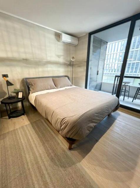 Moderno estudio con aire acondicionado y estacionamiento