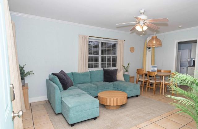 Beachside Cottage Home - Short Walk to the Beach