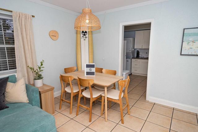 Beachside Cottage Home - Short Walk to the Beach