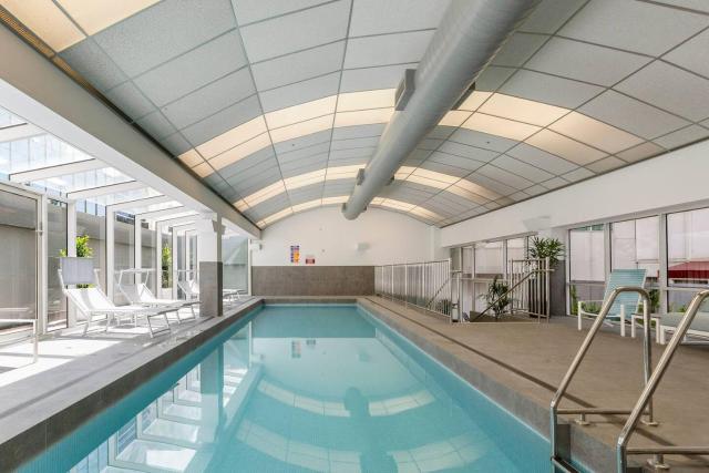 Lumina - Panoramic River & Skyline Outlook with Pool