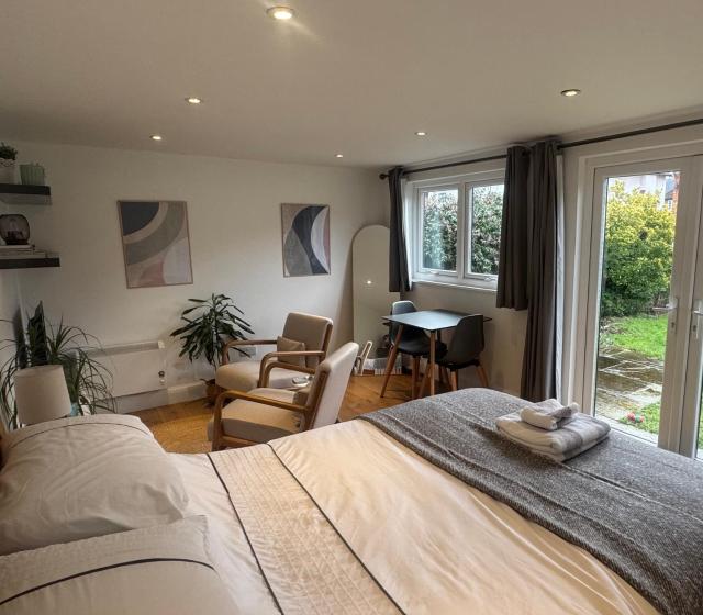Cosy cabin nestled in the Surrey Hills