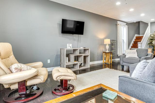 3 Mi to Dtwn Indy: Bright Home w/ Furnished Deck