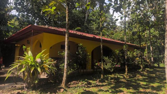 2BR Toucans and Waterfalls- the garden cottage