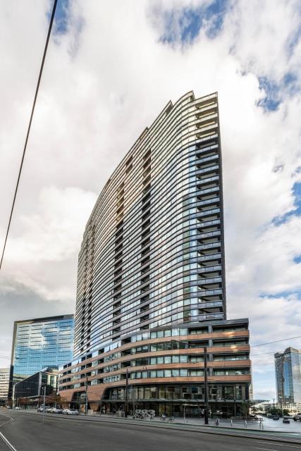 11N Abnb-Style Apt in Docklands 2BR with Free Parking, Plus Pool and 5 mins to Crown