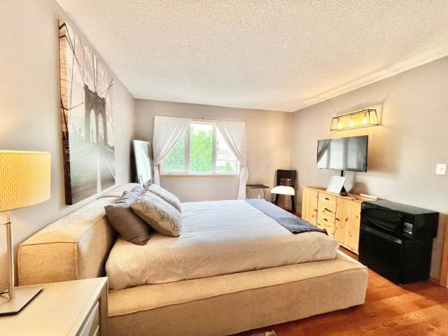 Peg City Queen Guest Suite & Ensuite Bath With Parking