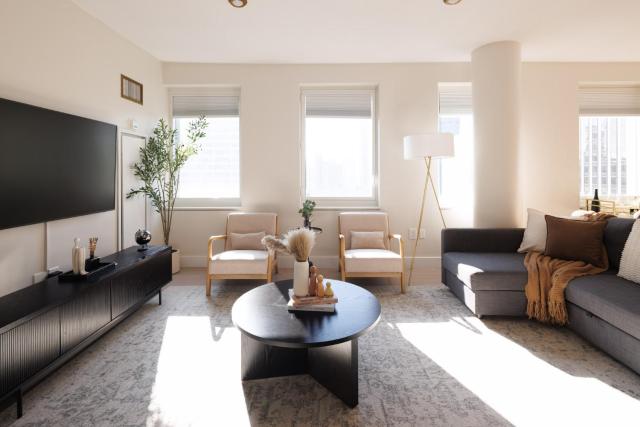 RARE Luxurious Apartment 1 Block From Time Square