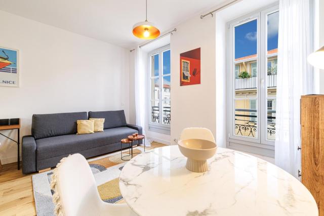 Charming City Center Studio 406