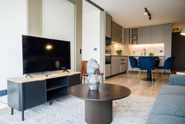 Las Condes 2BR Apt Pool & Views for 5
