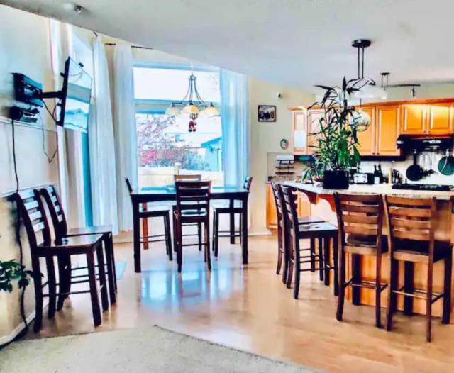 Spacious 3BR Retreat w-Hot Tub Ravine Sleeps 9