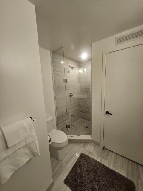 Luxury 2 Bed Apartment In Vaughan Near Wonderland!