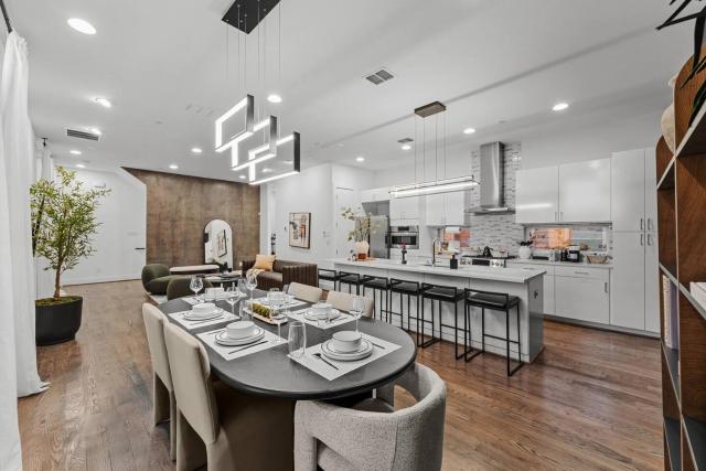 Luxury 3BR Dallas Bishop Arts - Skyline View from Rooftop - Garage - MiniGolf - Firepit - WORLD CUP