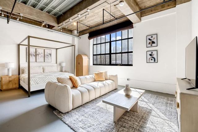 DTLA Boutique Loft w Rooftop Pool Hot Tub