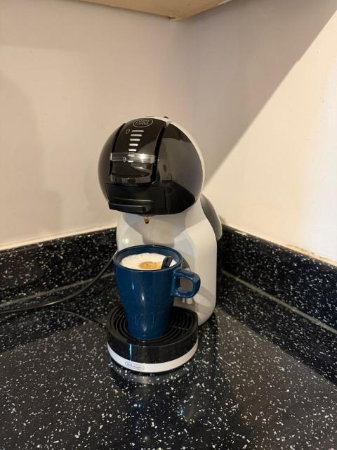 Stylish Skyline Apartment - Balcony - Free Parking - Coffee Machine