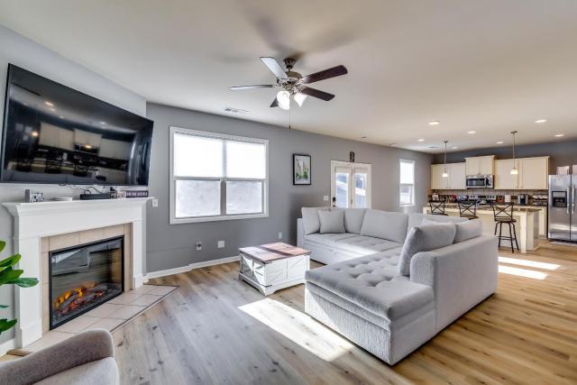Open Plan Arcade Home with Natural Hardwoods Sleeps 10