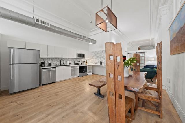 Woolworth Loft - Gaslamp 4BR Downtown Pad with Tub