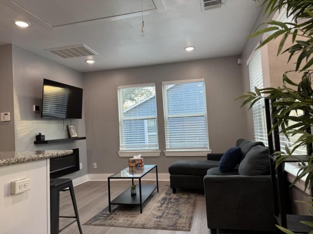 Comfortable 2-bedroom house in Houston Downtown