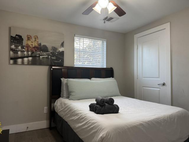 Charming 2-bedroom house in Houston downtown