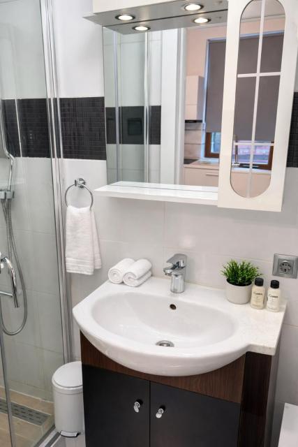 Modern Studio Apartment - Comfortable & Center