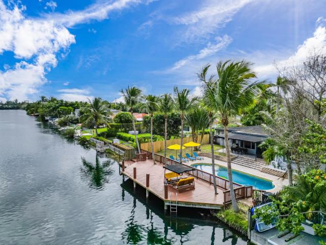Waterfront Pool Home Games, 10 min to Beach