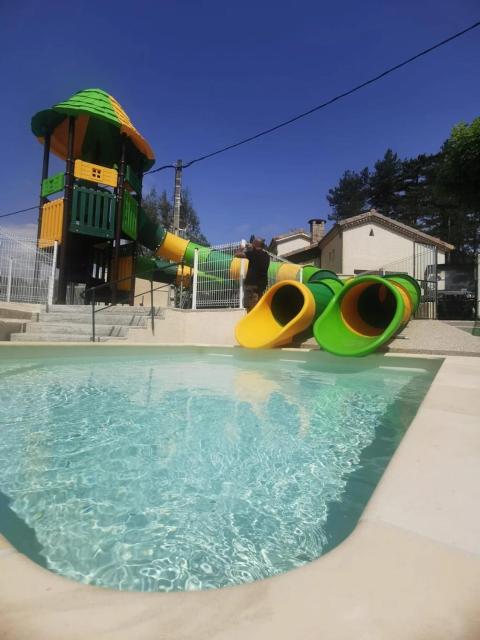 ZEcamping 4 étoiles animaux acceptés avec piscine chauffée toboggan et tennis