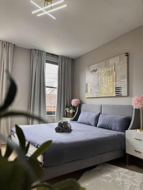 4 BEDS Private Patio Central Modern Stay