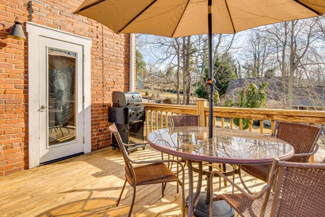 Private Hot Tub, Steps to Main St: Saluda Retreat