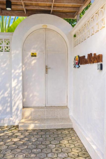 Luxury 3-BR Villa, Canggu Berawa , Private Pool & Garden, near to Beach & Finns