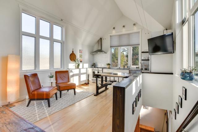 2-Story Guesthouse w/ Private Deck in NE PDX