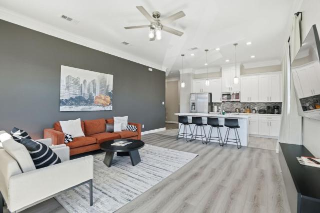 O14A Single Story 2BR King Beds Workspaces Gym