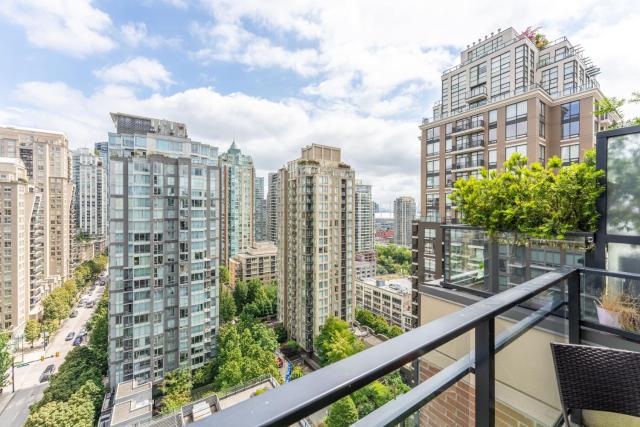 Stylish 1BR Condo Near Yaletown and City Centre