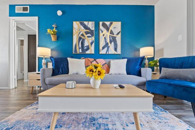 Designer Retreat - King Bed, Pool, Gym