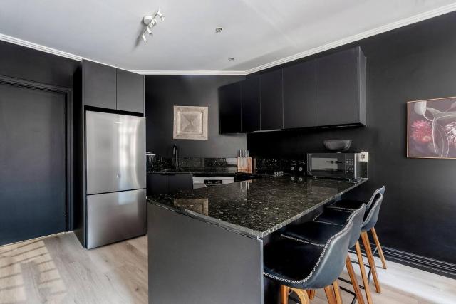 Noir Haven - Stylish CBD Escape with Private Rooftop