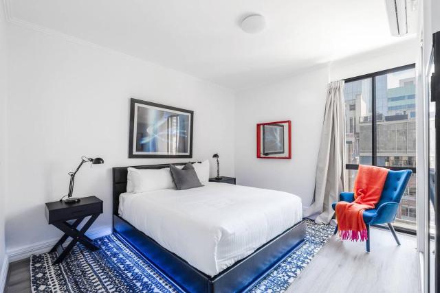 Noir Haven - Stylish CBD Escape with Private Rooftop