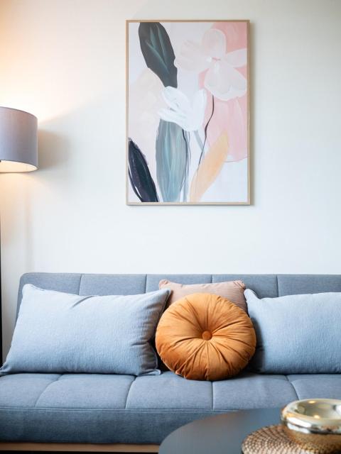 5 Mins Walk to Train - 1 Stop to City - 1 Bedroom