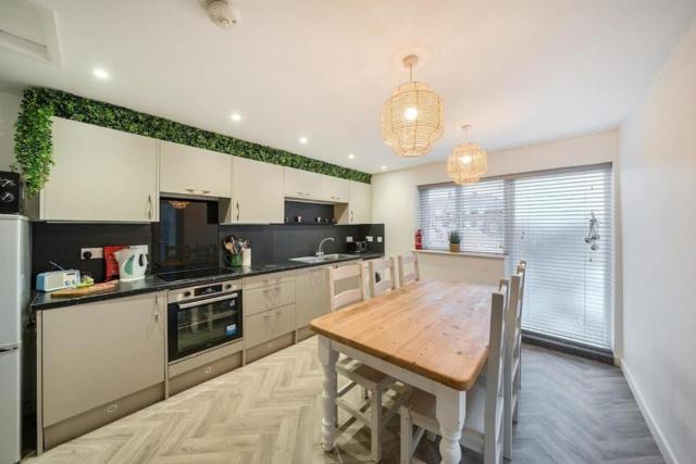 Spacious Three Bedroom Flat in Filey Town Centre with Workspace
