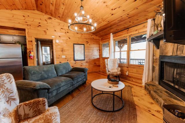 Fall Colors, Cozy Nights Hot Tub, Firepit, Mountain Views & 2 King Suites