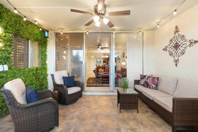 Walk to Old Town and Fashion Square, Condo with Patio!