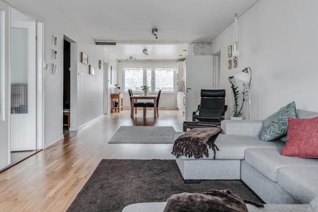 Close to City and Airport - Shared room in family apartment