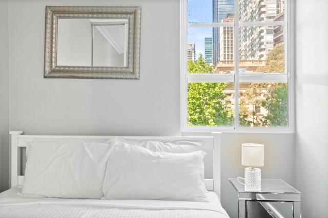 Central 3-Bed Apartment in Vibrant Melbourne