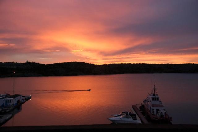 See Aurora and lake from EVERY room - 2bd 2bth