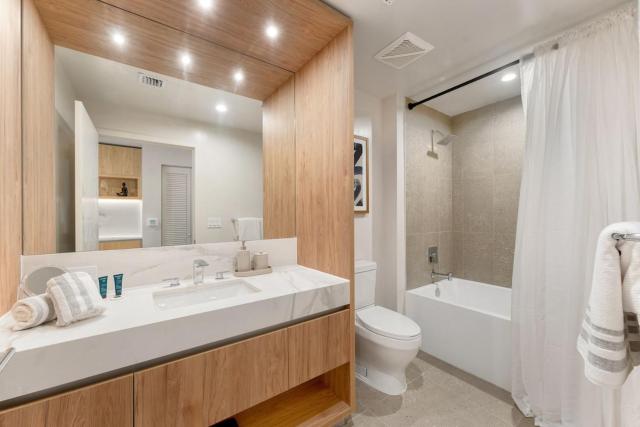 Crosby Miami WTC Studio Sleek #2506